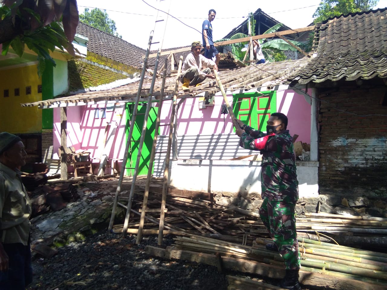 Kerjasama TNI Dan Warga Dalam Rehab Rumah Di Desa Ketapang Kabar Daerah Jateng
